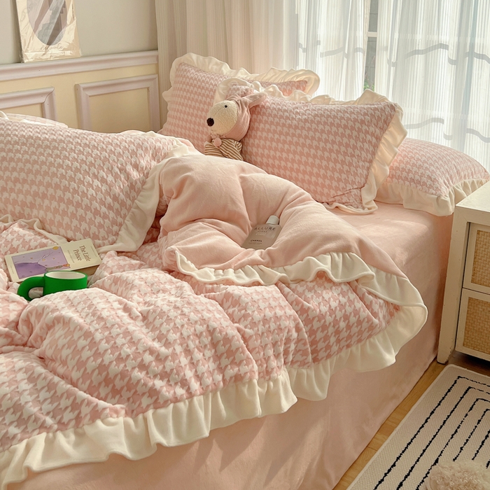 91家纺网 家纺一手货源 找家纺 （总）轻奢坊 2025新款牛奶绒千鸟格烂花花边款四件套-场景一