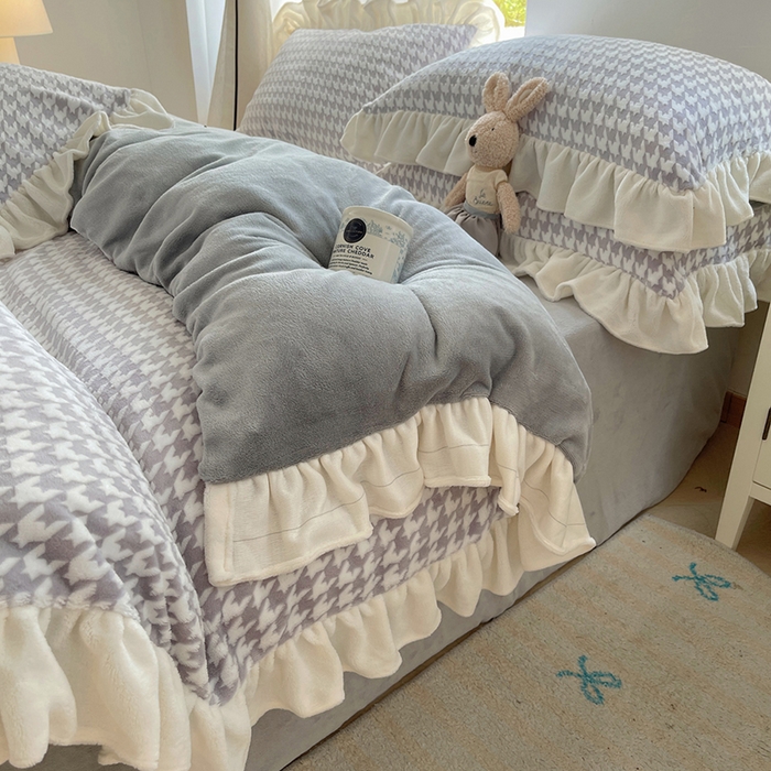 91家纺网 家纺一手货源 找家纺 轻奢坊 2025新款牛奶绒千鸟格烂花花边款四件套-场景一 奶酪灰