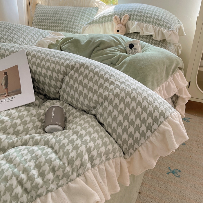 91家纺网 家纺一手货源 找家纺 轻奢坊 2025新款牛奶绒千鸟格烂花花边款四件套-场景一 奶酪绿