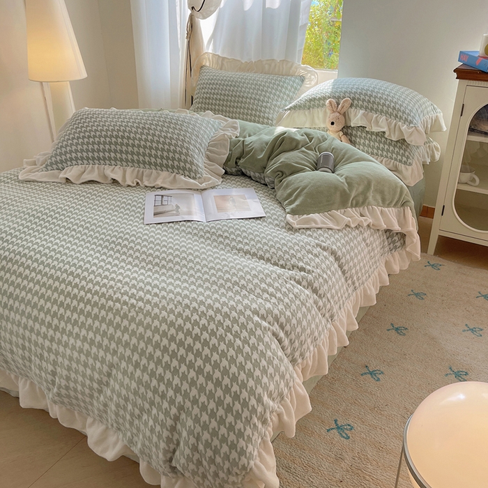 91家纺网 家纺一手货源 找家纺 轻奢坊 2025新款牛奶绒千鸟格烂花花边款四件套-场景一 奶酪绿