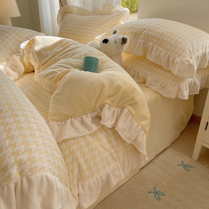 91家纺网 家纺一手货源 找家纺 轻奢坊 2025新款牛奶绒千鸟格烂花花边款四件套-场景一 奶酪黄