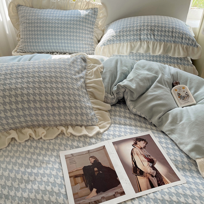 91家纺网 家纺一手货源 找家纺 轻奢坊 2025新款牛奶绒千鸟格烂花花边款四件套-场景一 奶酪蓝