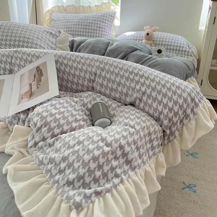 91家纺网 家纺一手货源 找家纺 轻奢坊 2025新款牛奶绒千鸟格烂花花边款四件套-场景一 奶酪灰