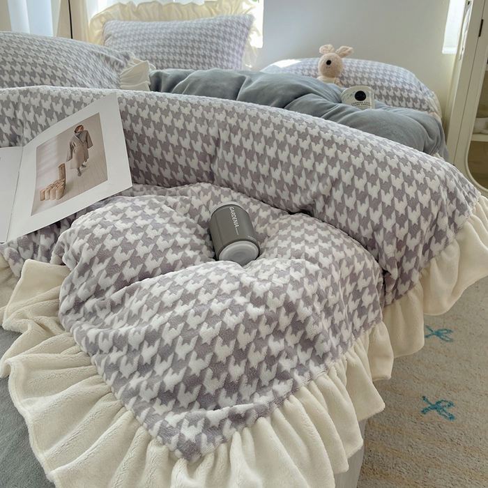 91家纺网 家纺一手货源 找家纺 轻奢坊 2025新款牛奶绒千鸟格烂花花边款四件套-场景一 奶酪灰