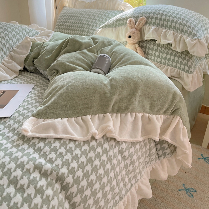 91家纺网 家纺一手货源 找家纺 轻奢坊 2025新款牛奶绒千鸟格烂花花边款四件套-场景一 奶酪绿