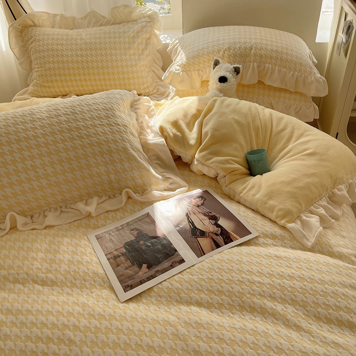 91家纺网 家纺一手货源 找家纺 轻奢坊 2025新款牛奶绒千鸟格烂花花边款四件套-场景一 奶酪黄