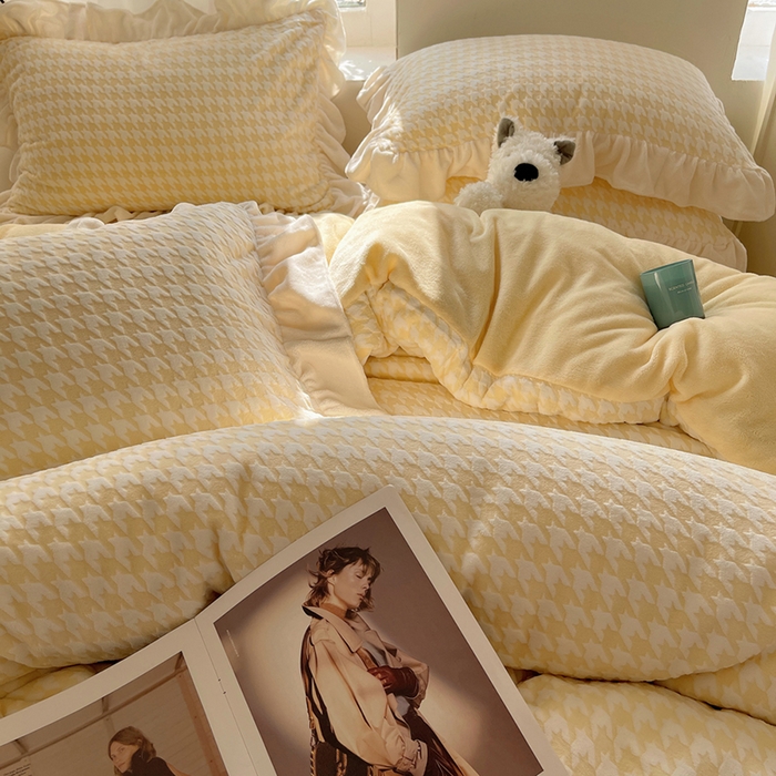 91家纺网 家纺一手货源 找家纺 轻奢坊 2025新款牛奶绒千鸟格烂花花边款四件套-场景一 奶酪黄