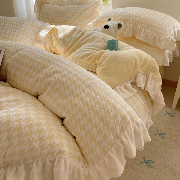 91家纺网 家纺一手货源 找家纺 轻奢坊 2025新款牛奶绒千鸟格烂花花边款四件套-场景一 奶酪黄