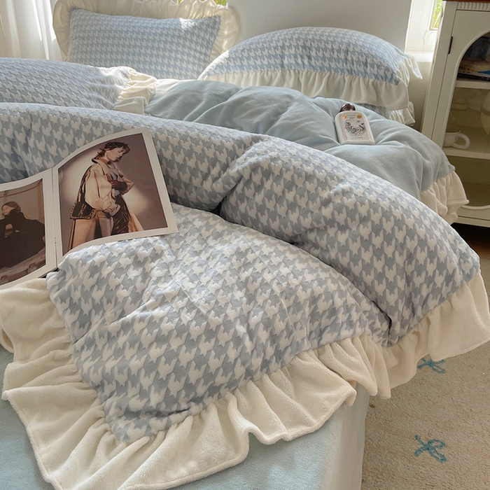 91家纺网 家纺一手货源 找家纺 轻奢坊 2025新款牛奶绒千鸟格烂花花边款四件套-场景一 奶酪蓝