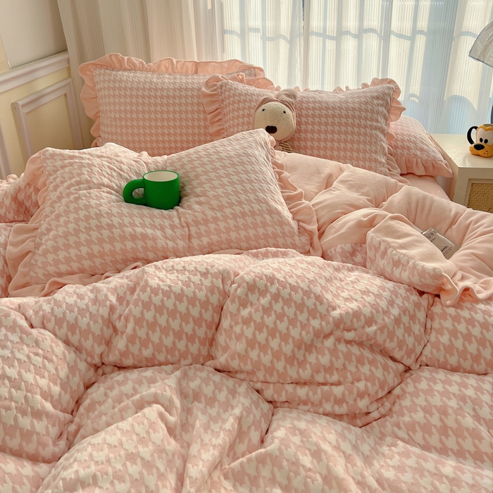 91家纺网 家纺一手货源 找家纺 （总）轻奢坊 2025新款牛奶绒千鸟格烂花花边款四件套-场景一