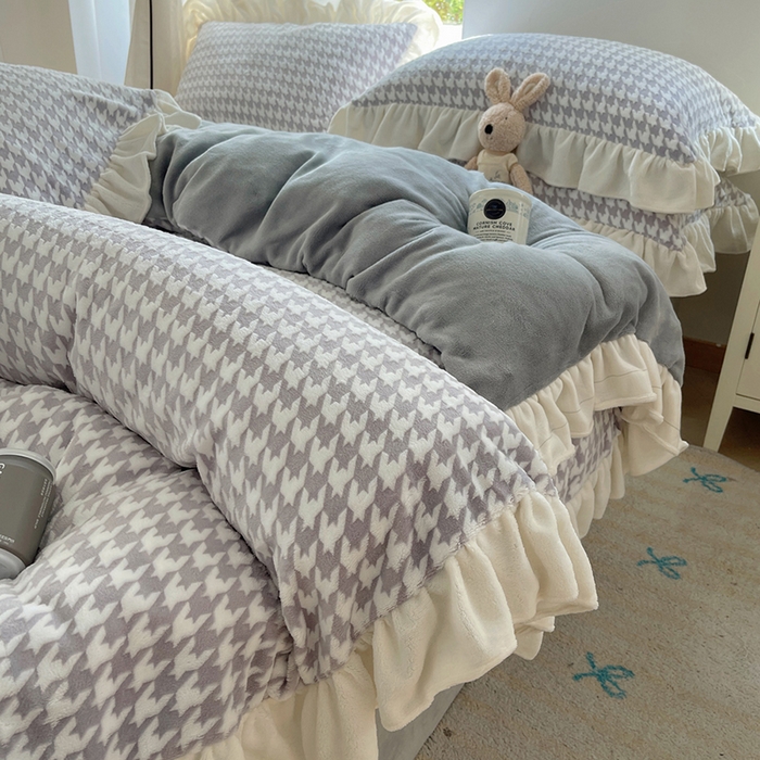 91家纺网 家纺一手货源 找家纺 轻奢坊 2025新款牛奶绒千鸟格烂花花边款四件套-场景一 奶酪灰