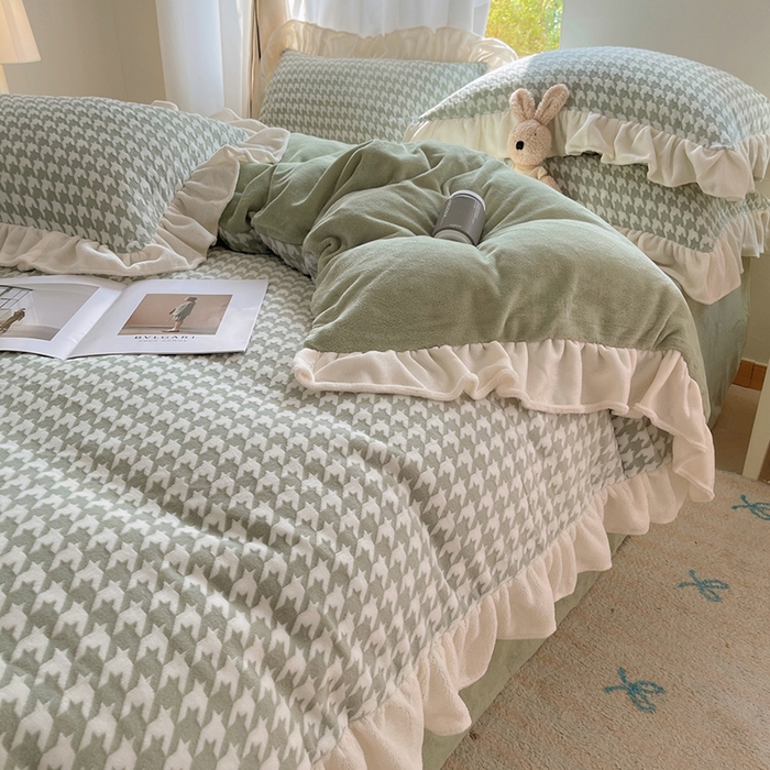 91家纺网 家纺一手货源 找家纺 轻奢坊 2025新款牛奶绒千鸟格烂花花边款四件套-场景一 奶酪绿