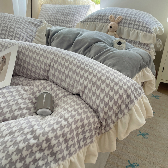 91家纺网 家纺一手货源 找家纺 轻奢坊 2025新款牛奶绒千鸟格烂花花边款四件套-场景一 奶酪灰