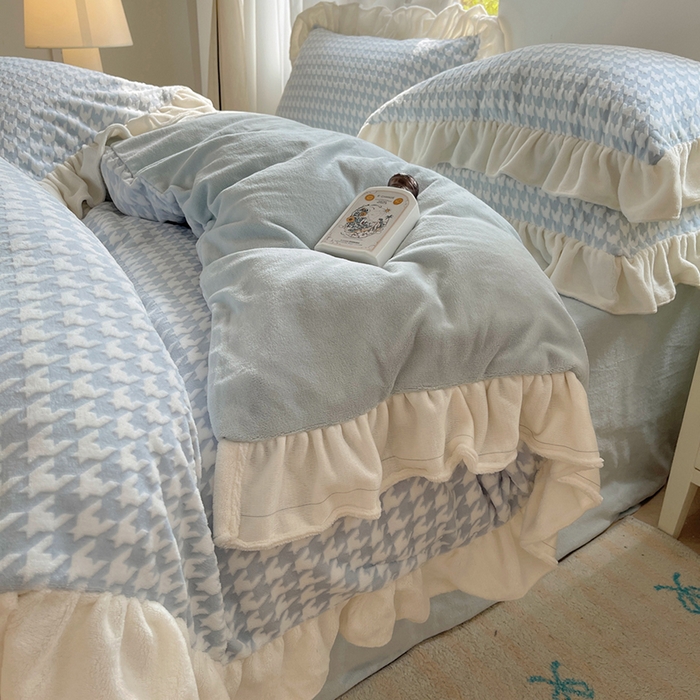 91家纺网 家纺一手货源 找家纺 轻奢坊 2025新款牛奶绒千鸟格烂花花边款四件套-场景一 奶酪蓝