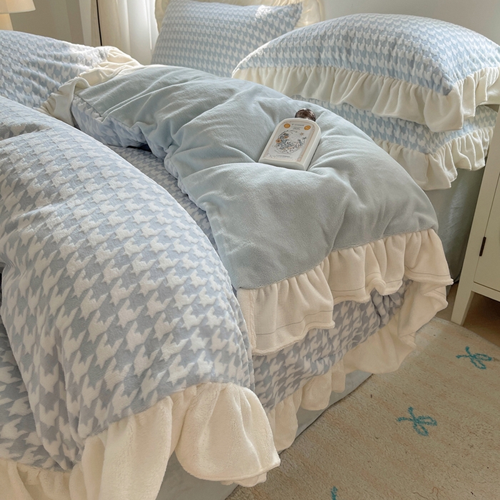 91家纺网 家纺一手货源 找家纺 轻奢坊 2025新款牛奶绒千鸟格烂花花边款四件套-场景一 奶酪蓝