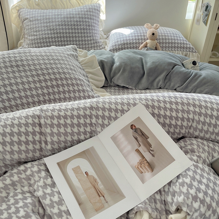 91家纺网 家纺一手货源 找家纺 轻奢坊 2025新款牛奶绒千鸟格烂花花边款四件套-场景一 奶酪灰