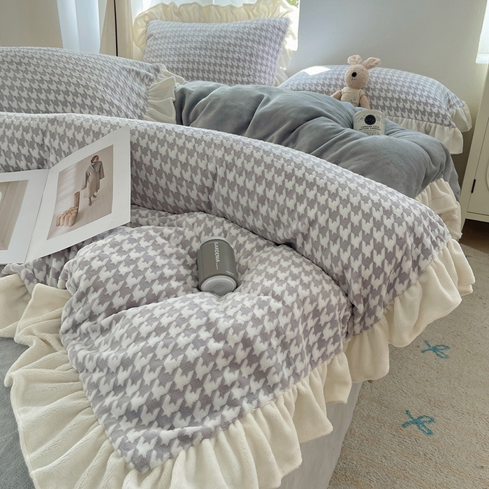 91家纺网 家纺一手货源 找家纺 轻奢坊 2025新款牛奶绒千鸟格烂花花边款四件套-场景一 奶酪灰