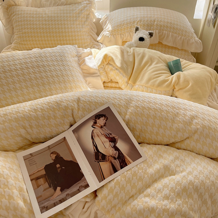 91家纺网 家纺一手货源 找家纺 轻奢坊 2025新款牛奶绒千鸟格烂花花边款四件套-场景一 奶酪黄