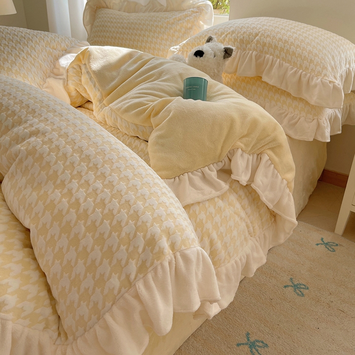 轻奢坊 2025新款牛奶绒千鸟格烂花花边款四件套-场景一 奶酪黄