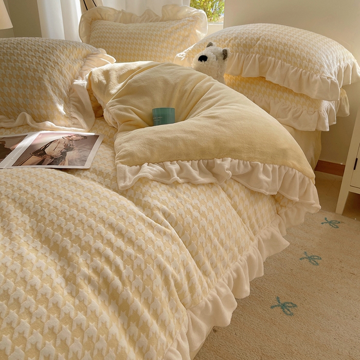 91家纺网 家纺一手货源 找家纺 轻奢坊 2025新款牛奶绒千鸟格烂花花边款四件套-场景一 奶酪黄