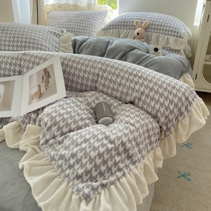 91家纺网 家纺一手货源 找家纺 轻奢坊 2025新款牛奶绒千鸟格烂花花边款四件套-场景一 奶酪灰