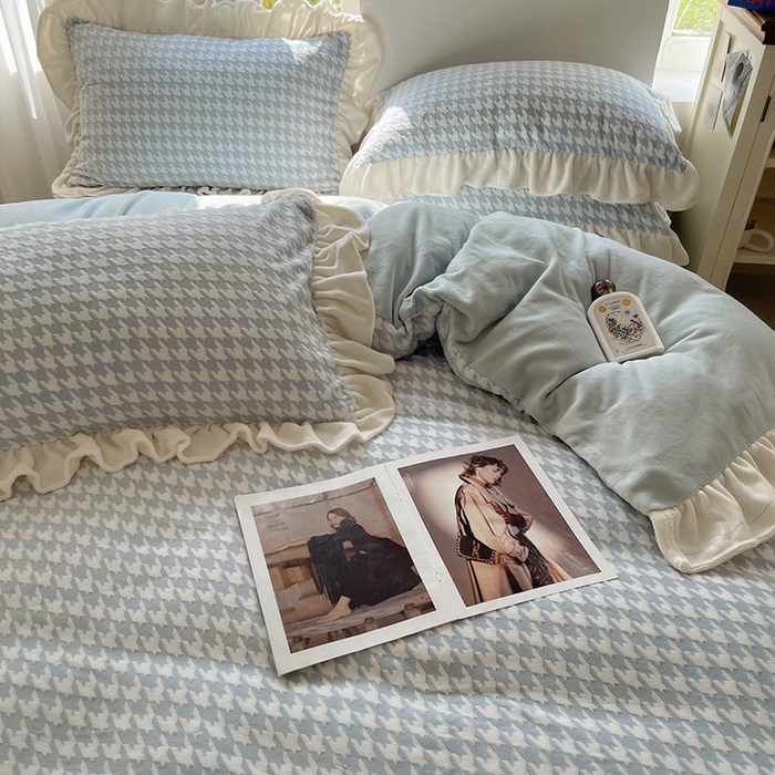 91家纺网 家纺一手货源 找家纺 轻奢坊 2025新款牛奶绒千鸟格烂花花边款四件套-场景一 奶酪蓝