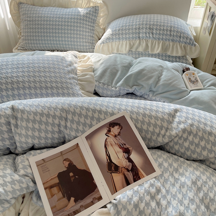 91家纺网 家纺一手货源 找家纺 轻奢坊 2025新款牛奶绒千鸟格烂花花边款四件套-场景一 奶酪蓝