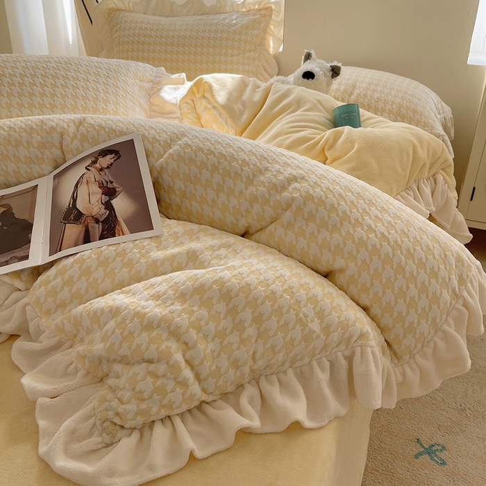 91家纺网 家纺一手货源 找家纺 轻奢坊 2025新款牛奶绒千鸟格烂花花边款四件套-场景一 奶酪黄