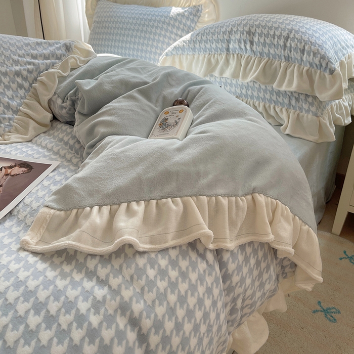 91家纺网 家纺一手货源 找家纺 轻奢坊 2025新款牛奶绒千鸟格烂花花边款四件套-场景一 奶酪蓝