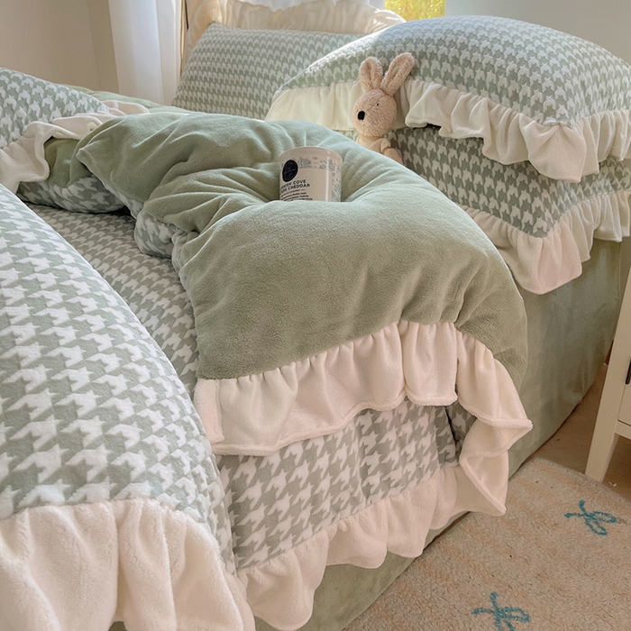 91家纺网 家纺一手货源 找家纺 轻奢坊 2025新款牛奶绒千鸟格烂花花边款四件套-场景一 奶酪绿