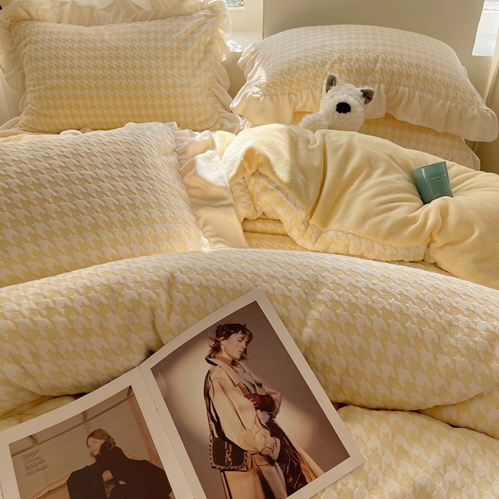 91家纺网 家纺一手货源 找家纺 轻奢坊 2025新款牛奶绒千鸟格烂花花边款四件套-场景一 奶酪黄