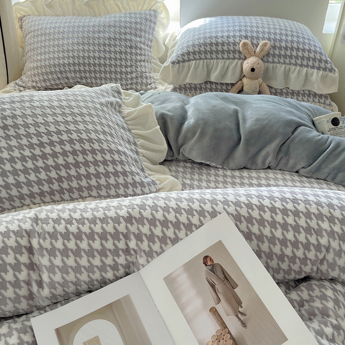 91家纺网 家纺一手货源 找家纺 轻奢坊 2025新款牛奶绒千鸟格烂花花边款四件套-场景一 奶酪灰