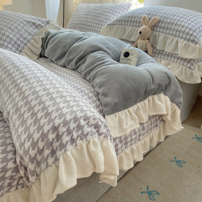 91家纺网 家纺一手货源 找家纺 （总）轻奢坊 2025新款牛奶绒千鸟格烂花花边款四件套-场景一