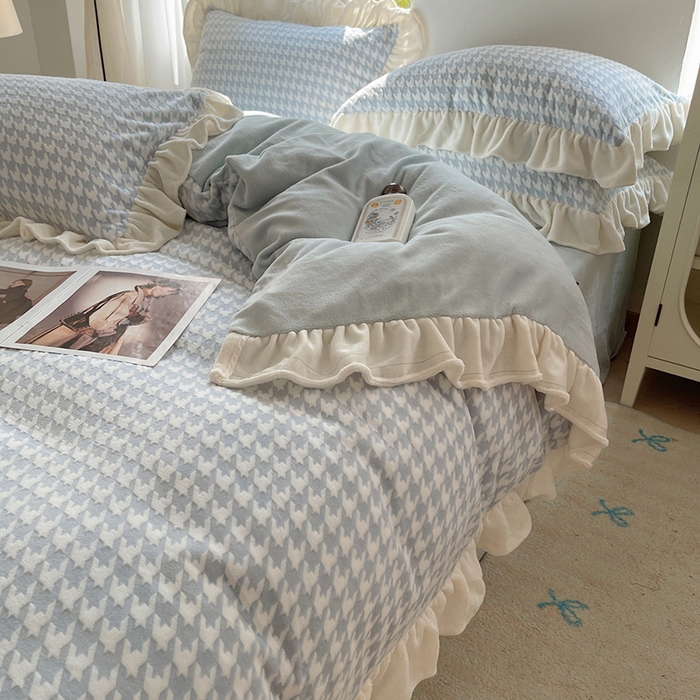 91家纺网 家纺一手货源 找家纺 轻奢坊 2025新款牛奶绒千鸟格烂花花边款四件套-场景一 奶酪蓝