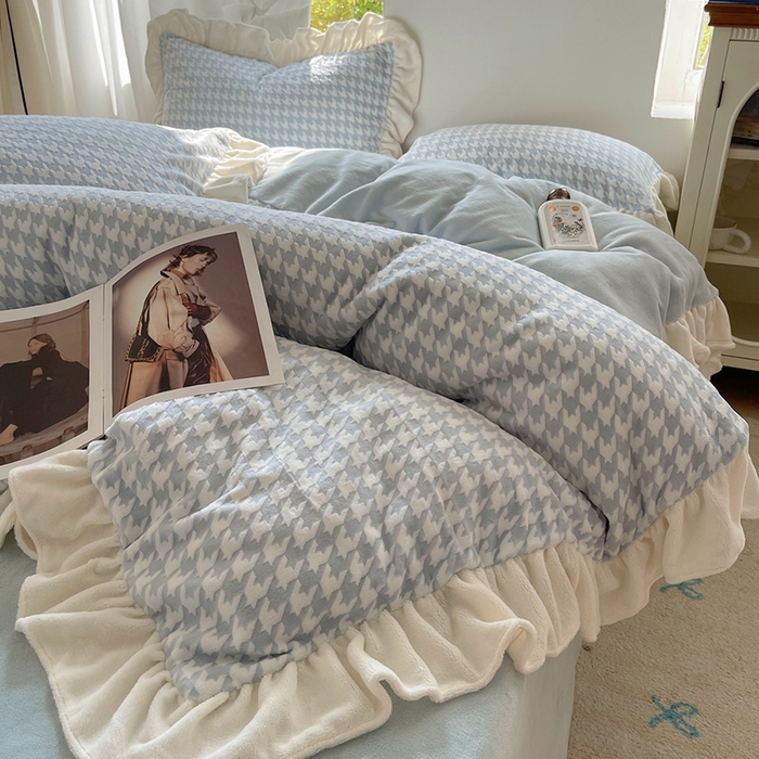 91家纺网 家纺一手货源 找家纺 轻奢坊 2025新款牛奶绒千鸟格烂花花边款四件套-场景一 奶酪蓝