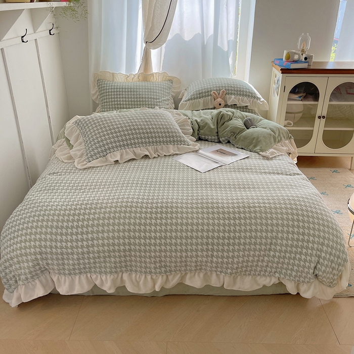 91家纺网 家纺一手货源 找家纺 轻奢坊 2025新款牛奶绒千鸟格烂花花边款四件套-场景一 奶酪绿