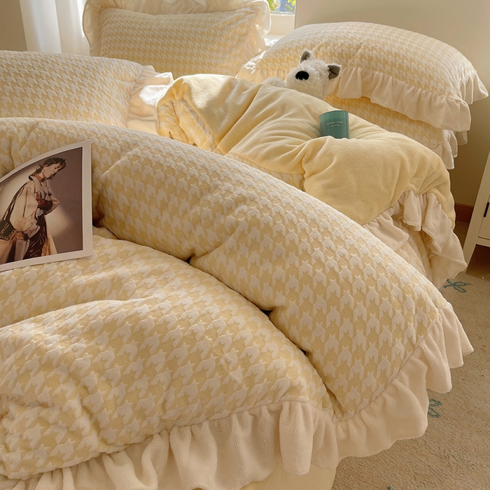 91家纺网 家纺一手货源 找家纺 轻奢坊 2025新款牛奶绒千鸟格烂花花边款四件套-场景一 奶酪黄