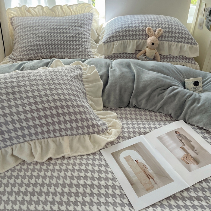 91家纺网 家纺一手货源 找家纺 轻奢坊 2025新款牛奶绒千鸟格烂花花边款四件套-场景一 奶酪灰