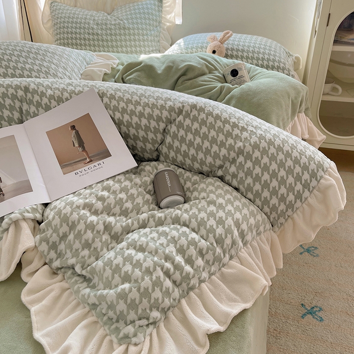 91家纺网 家纺一手货源 找家纺 轻奢坊 2025新款牛奶绒千鸟格烂花花边款四件套-场景一 奶酪绿