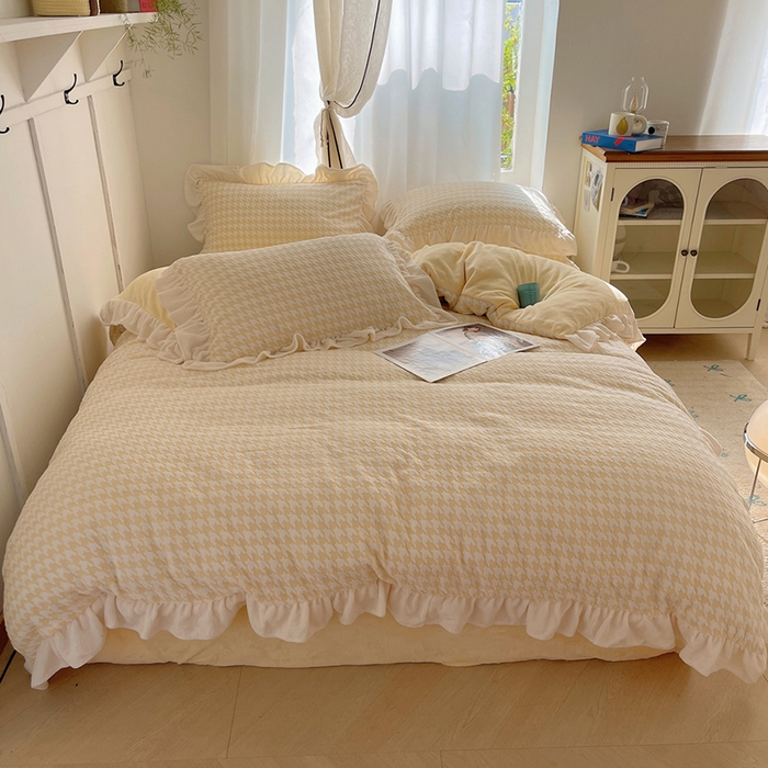 91家纺网 家纺一手货源 找家纺 轻奢坊 2025新款牛奶绒千鸟格烂花花边款四件套-场景一 奶酪黄