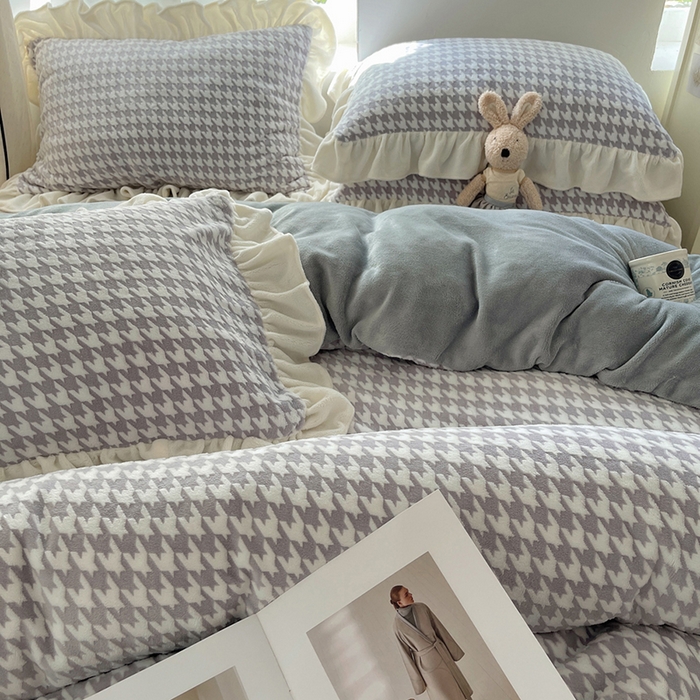 91家纺网 家纺一手货源 找家纺 轻奢坊 2025新款牛奶绒千鸟格烂花花边款四件套-场景一 奶酪灰