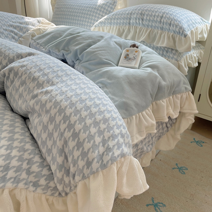 91家纺网 家纺一手货源 找家纺 （总）轻奢坊 2025新款牛奶绒千鸟格烂花花边款四件套-场景一