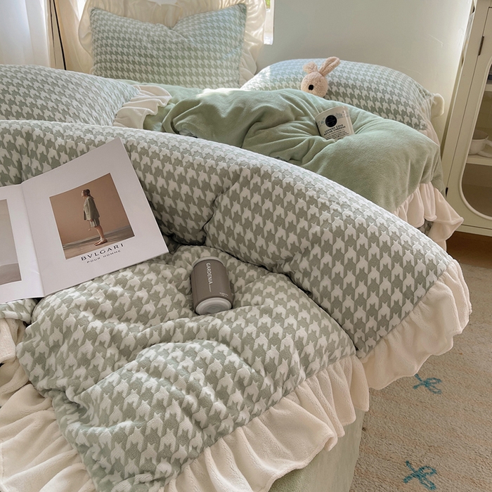 91家纺网 家纺一手货源 找家纺 轻奢坊 2025新款牛奶绒千鸟格烂花花边款四件套-场景一 奶酪绿