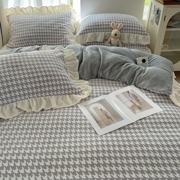 91家纺网 家纺一手货源 找家纺 轻奢坊 2025新款牛奶绒千鸟格烂花花边款四件套-场景一 奶酪灰