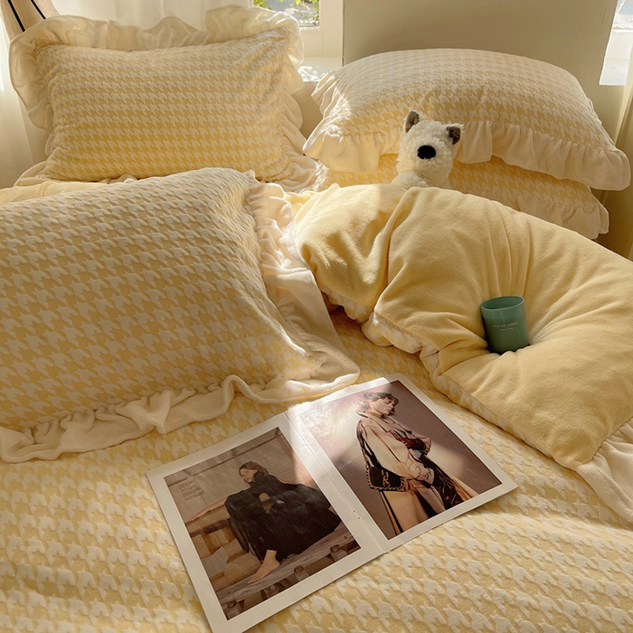 91家纺网 家纺一手货源 找家纺 轻奢坊 2025新款牛奶绒千鸟格烂花花边款四件套-场景一 奶酪黄