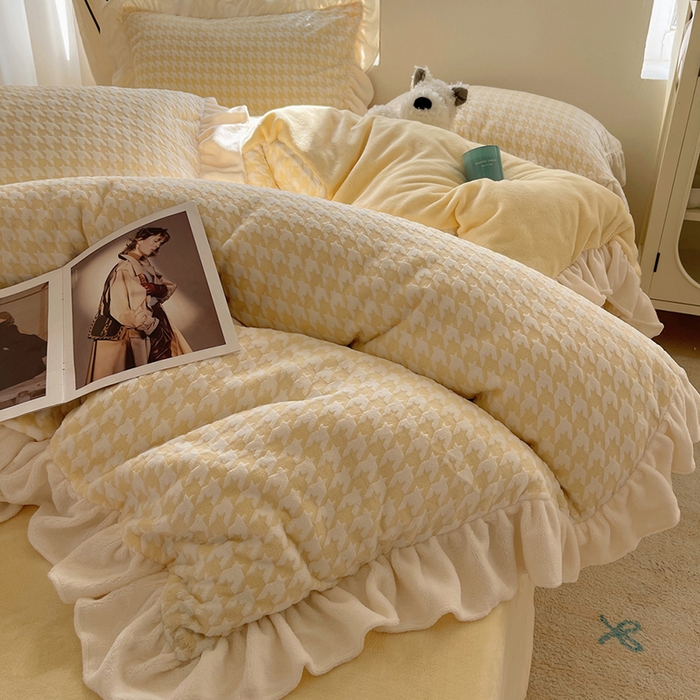 91家纺网 家纺一手货源 找家纺 轻奢坊 2025新款牛奶绒千鸟格烂花花边款四件套-场景一 奶酪黄