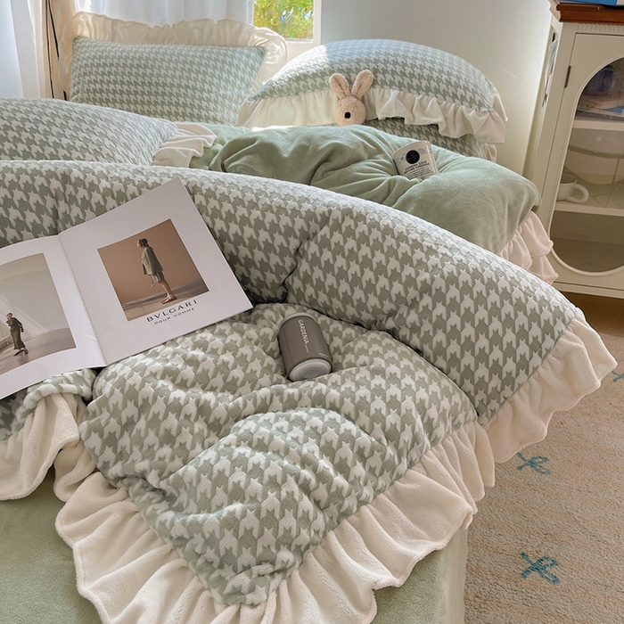 91家纺网 家纺一手货源 找家纺 轻奢坊 2025新款牛奶绒千鸟格烂花花边款四件套-场景一 奶酪绿