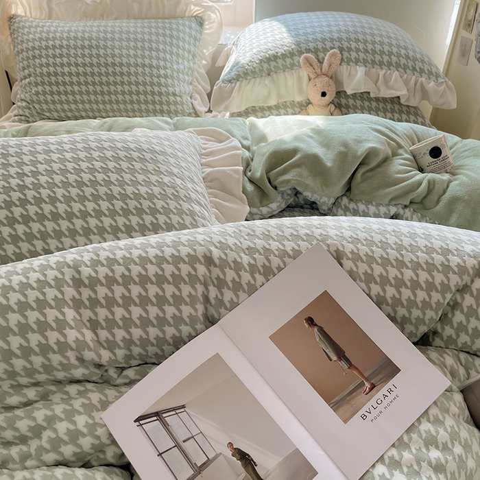 91家纺网 家纺一手货源 找家纺 轻奢坊 2025新款牛奶绒千鸟格烂花花边款四件套-场景一 奶酪绿