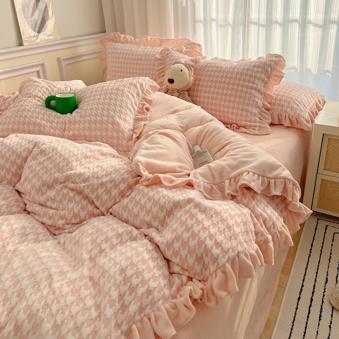 91家纺网 家纺一手货源 找家纺 （总）轻奢坊 2025新款牛奶绒千鸟格烂花花边款四件套-场景一