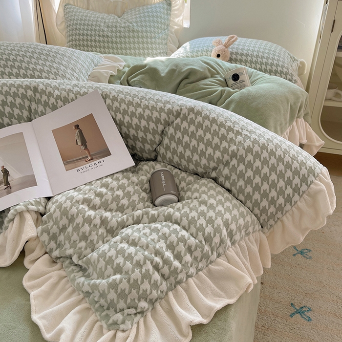 91家纺网 家纺一手货源 找家纺 轻奢坊 2025新款牛奶绒千鸟格烂花花边款四件套-场景一 奶酪绿